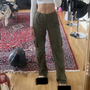 cargo byxor - Säljer dessa gröna straightlegged cargo byxorna från bershka! går att knyta i midjan. är använda några gånger men är i bra skick utan defekter:) perfekt längd för mig som är 166, skriv för fler bilder 💓kolla gärna min profil för massa mer 💓