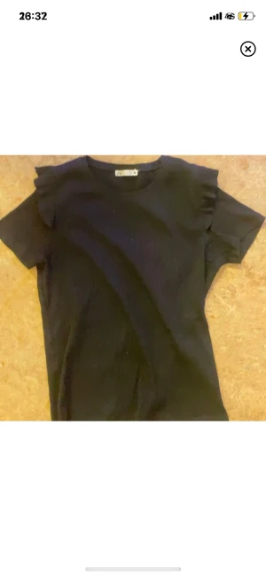 Zara topp - Fina zara topp med volangdetaljer på axlarna. Köpt i Spanien o endast använd ett fåtal gånger