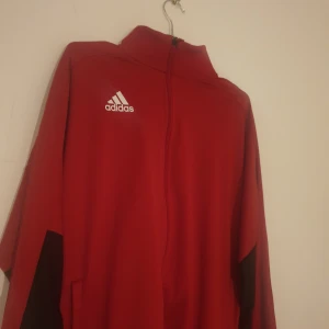 Adidas jacka - Röd träningsjacka 