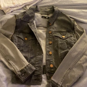 Snygg jacka - Snygg grå jeans jacka