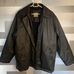 Jacka höst/vinter med väst - SAND Copenhagen jacka. Både trendig och snygg med inbyggt fleesetröja som går att ta av o bära för sig.  Fint material med kolfiber liknande utseende, svart.  Varm för våren!  Nypris 3900, nyskick 10/10 Hör gärna av dig för fler bilder/prisförslag!