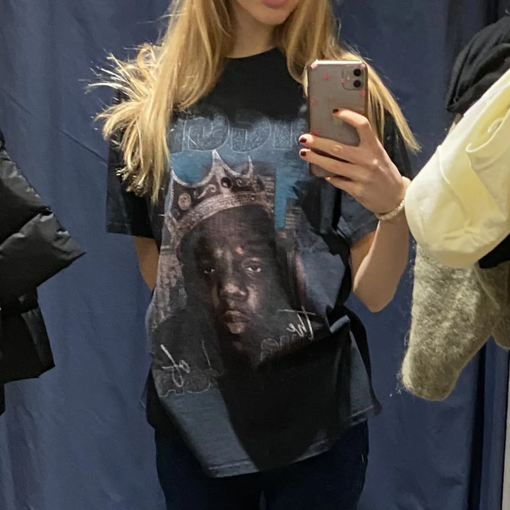 Helt oanvänd biggie T-shirt med prislappar kvar. Overzised och skit cool. Skriv för fler bilder💘💘🌟. T-paidat.
