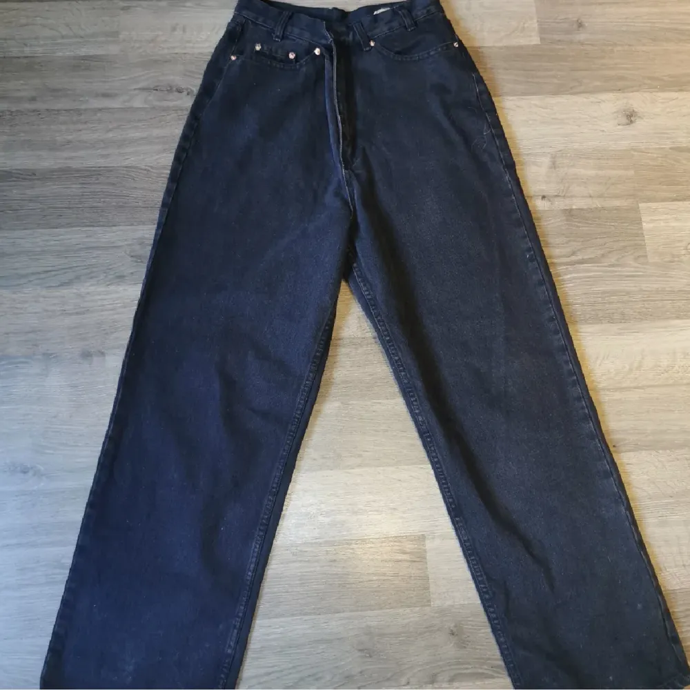 Hej jag säljer mina snygga, Cheap monday byxor pga att de är för små för mig. Byxorna är i bra skicka men något solblekta och de är rätt vida. . Jeans & Byxor.