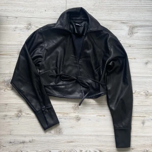 Läderjacka med knytning - Snygg PU-läderjacka från Gina med knytning runt midjan 🖤Gratis frakt fram till 10 september!!