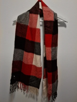Rutig kashmirhalsduk - Ny skick utan prisslapp. 100% cashmere