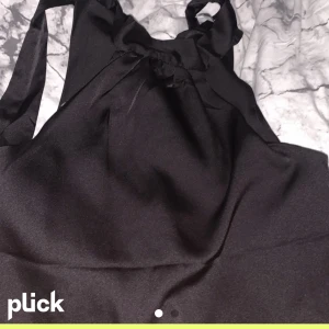 FRI FRAKT - Satintopp med choker   Kolla tidigare annons för mer info