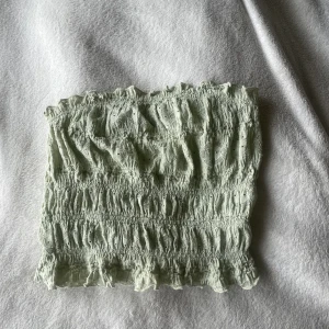 Tubtopp - Säljer denna supersöta tubtoppen från bikbok som från början var ett linne men som jag klippte bort trådarna från💗knappt använd 