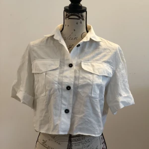Gina Tricot Skjort Topp - Fin kortärmad croptopad skjorta. Pris kan diskuteras:)