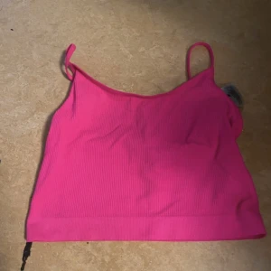 Croptop - Neon rosa croptop, för liten så aldrig kommit till användning 
