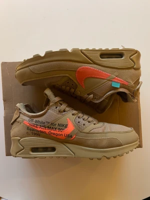 Off White Nike Air Max 90 Desert - Knappt använda ow air max 90, storlek 40,5. Otroliga skor att ha i sin samling, speciellt efter Virgils passerande🙏 allt og medföljer, utom zip ties!