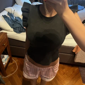 Zara topp  - Säljer denna gråsvarta toppen med volanger på armarna.❤️