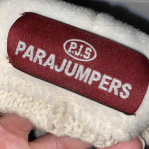 Äkta Parajumper mössa  - One size, dam mössa, knappt använd. Köpt för 2 år sen, bra skick. Äkta tvättbjörn tofs