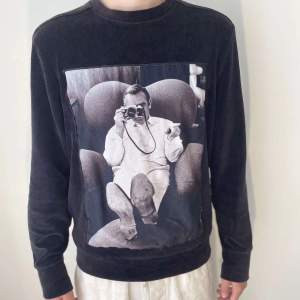 Limitato sweatshirt, storlek s. Modellen på bilden är 178cm. Skick 8/10. Pris 900kr.