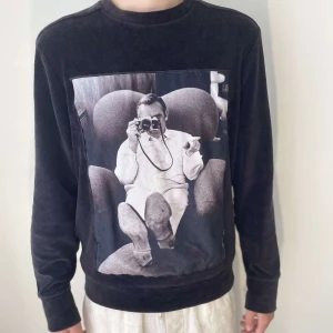 Limitato  - Limitato sweatshirt, storlek s. Modellen på bilden är 178cm. Skick 8/10. Pris 900kr.