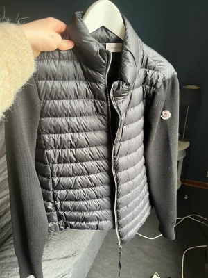 Moncler jacka - Jätte bra skick, köpt i april i år. Påse och kvitto finns kvar!❤️