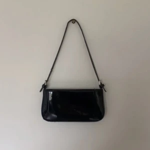 Söt lackväska💖 - Säljer denna lackväska från Mango, använder den inte längre bara💗 Lite repig som syns om man kollar nära men inte på långt håll💓 Sen även en liten tråd på bandet som går att klippa bort💘 Perfekt till utekvällar när man bara vill ha en liten väska med sig😇