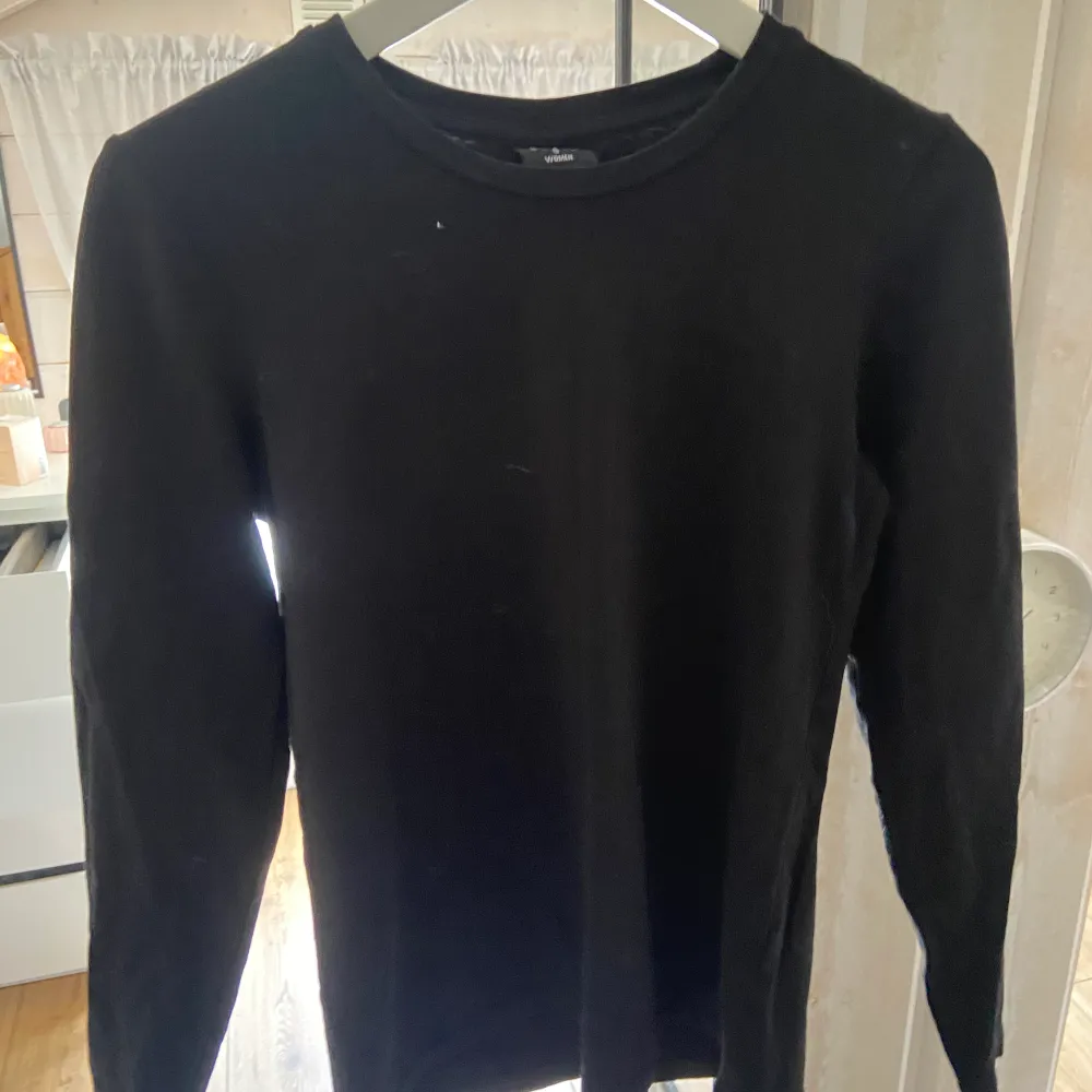 vanlig svart lång ärmad tröja i strl S. säljer då det ej kommer till användning:). T-shirts.