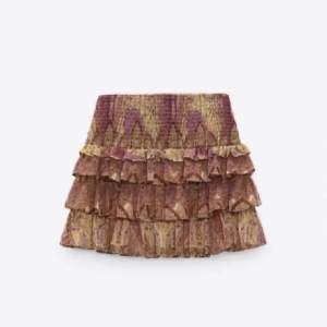 Intressekoll på denna kjol från zara ❤️ storlek M men passar lika bra som en S ❤️