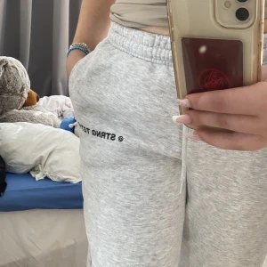 gråa mjukisbyxor  - super sköna ljusgrå mjukisbyxor från new yorker. använda ca 4 ggr så i väldigt bra skick. nypris 279kr, mitt pris 70kr 💕