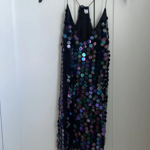Paljett klänning  - Säljer denna jätte unika paljett klänningen som passar perfekt till fest och som nyårsklänning 🖤🍾🥂🎊👗