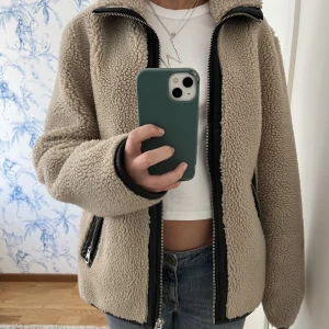 Teddy jacka - Intressekoll på min fina teddy jacka som jag köpte här på plick förra året. Jättefint skick och så unik! Funkar perfekt både i höst och vinter☺️ Säljer endast vid bra bud