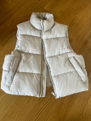 Väst - Vit/beige väst. Lager 157 den är ganska kort. Kostade 300kr från början. Aldrig andvänd utom att prova