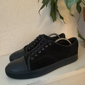 Lanvin uk 10 - Säljer dessa lanvins i 8-9/10 skick i storlek uk 10 som motsvarar storlek 44 dom ser svarta ut men dom är väldigt mörkblåa. Öppen för prisförslag eller frågor 