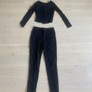 Set med zip tröja S - Andvänd 1 gång (nyskick). Byxorna har en liten slit framtill och tröjan går att ha på flera olika sätt och även öppen som en kofta. Mer information hittar du i min bio😊