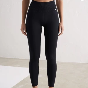 Aim’n träningsstights - Säljer mina tights från aimn, dom är i bra skick💕i storlek xs men passar även s! 