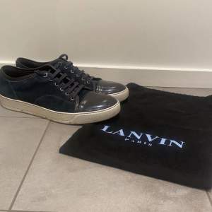 Säljer dessa fina Lanvin skor i färgen blå. Skick: 7,5/10, nypris: 4 300 kr. De är i storlek Uk 10 vilket motsvarar cirka 45. Endast dustbag medföljs. Hör av dig vid frågor och funderingar!🙌🏽 