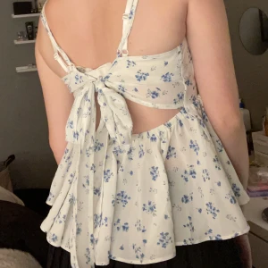 Linne med öppen rygg - Så gulligt linne med öppen rygg ! Storlek S 