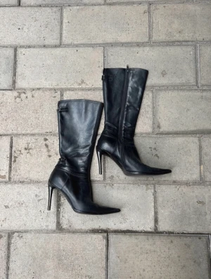 Boots  - Svarta läderboots med små spännen, spetsig klack ca. 8cm Vintage men i bra skick!  Köpta på Vinted men har ej används hittills  (Lånade bilder), skriv till mig om du har frågor eller prisförslag ☺️