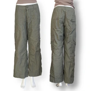 Byxor  - Från South Collection, 100% bomull. ⚠️⚠️⚠️Förstor för skyltdockan! Snodd sitter bakom, synd på andra bilden! Inte så lågmidjade som på bilden⚠️⚠️⚠️ MÅTT: Midjemått 42cm, skrev 24cm, midjebredd 54cm & innerbenslängd 73cm  