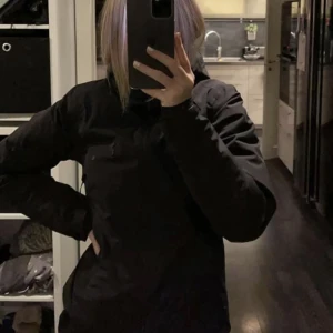 Peakperformance skidjacka - Säljer min skidjacka från peakperformance i storlek XS. Säljer pga att den tyvärr blivit för liten på mig. Originalpris var 2100kr säljer för 900kr🖤 är i bra skick!