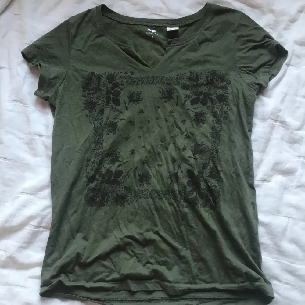 Säljer min jättesöta gröna t-shirt ifrån Levi’s. Använd 1 gång. Skulle säga att den är storlek S mer än M.. T-shirts.