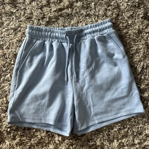 Shorts från Only Play  - Ljusblåa shorts från Only Play med fickor framtill och snöre i midjan. Aldrig använda. 