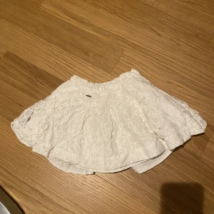 Kjol - Jättesöt vitkjol i storlek XS från hollister!! Spetsmaterial i mycket bra skick❤️❤️🤗🤗skriv om frågor finns