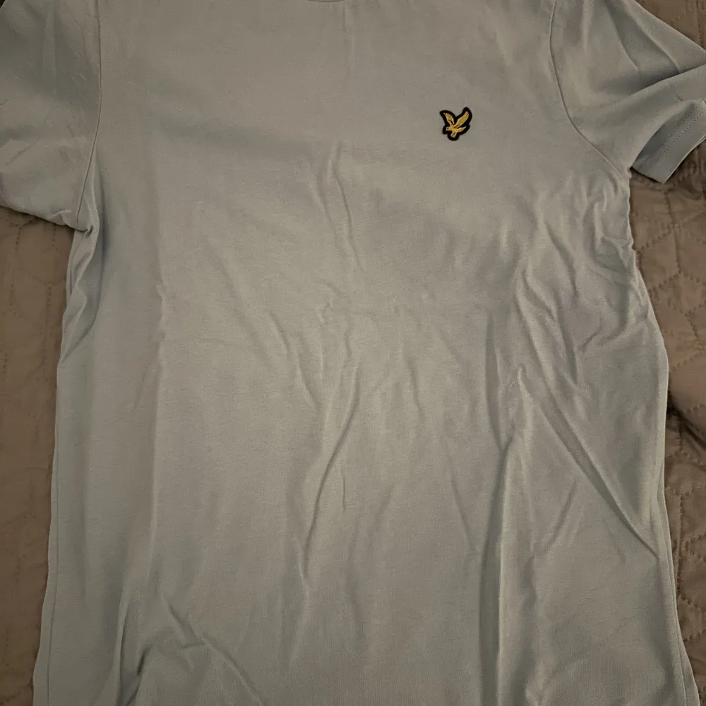 hej, säljer min lyle&scott t shirt då den int kommer till ngn användning, använd 2gng o ingen synlighet på användning skick 10/10. Normal fit. Köpt på boozt för 550kr. T-paidat.