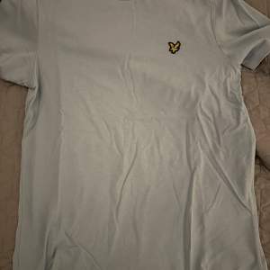 hej, säljer min lyle&scott t shirt då den int kommer till ngn användning, använd 2gng o ingen synlighet på användning skick 10/10. Normal fit. Köpt på boozt för 550kr