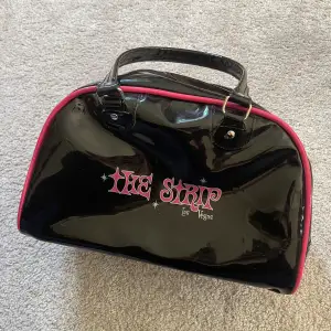 Jätte fin väska som är Bratz liknande. Väldigt bra kvalitet och bra skick! Vid snabb affär kan priset pratas om!😊 köparen står för frakt!!🚚🚚