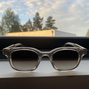 Säljer ett par Chimi 02 beige/guld pris kan diskuteras. - Chimi 02 beige/guld 