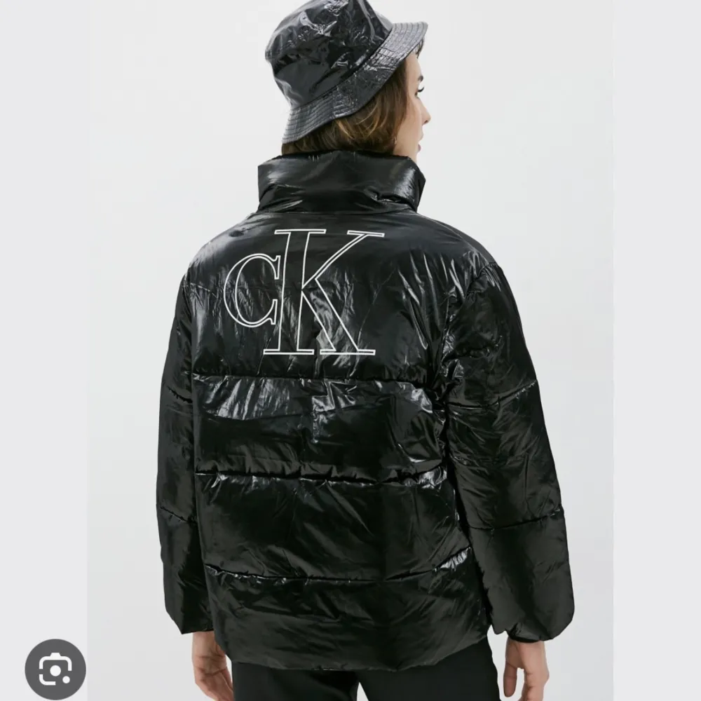 Jag säljer min fina jacka från Calvin Klein jacka. Jackan är lite oversized och är i storlek S. (Finns fler bilder vid intresse) . Jackor.