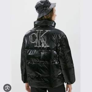 Jag säljer min fina jacka från Calvin Klein jacka. Jackan är lite oversized och är i storlek S. (Finns fler bilder vid intresse) 