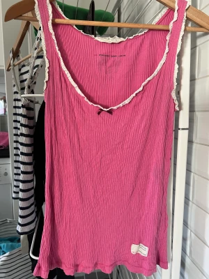 Odd Molly Linne  - Rosa Odd Molly linne.  Fint skick, men tyvärr en liten missfärgning på vänster sida. Men knappt märkbart när linnet är på.  Se bild 3