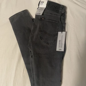 Lee Jeans herr - Helt oanvända gråsvarta Lee jeans. Skinny/slim fit. Nypris 1099 kr