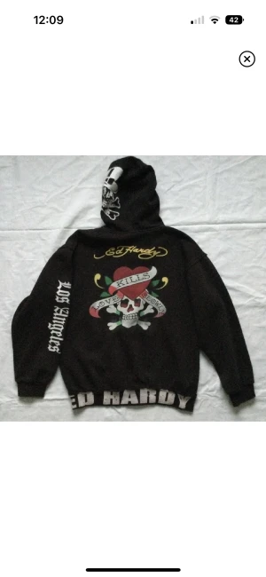 Ed hardy - Superfin Ed hardy hoodie i nyskick, med tryck på både fram och baksidan. 