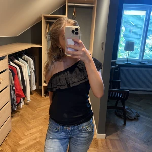 One of shoulder topp - Säljer denna one of shoulder topp då jag har för många. Går att ha både med och utan band, se bild 2