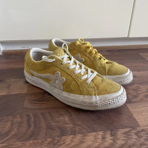 Converse X GOLF le FLEUR - 8/10 i skick, inga skador. Köptes på Plick, har därmed inget kvitto eller box. Väldigt svåra att få tag på, då de inte säljs längre. Har du några frågor, skriv gärna. 