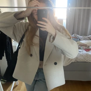 Beige trendig höstjacka - Säljer denna numera populära jacka som inte riktigt passade mig. Helt oanvänd & med prislapp kvar 🙏🏼 Ordinarie (nypris) är 999:-