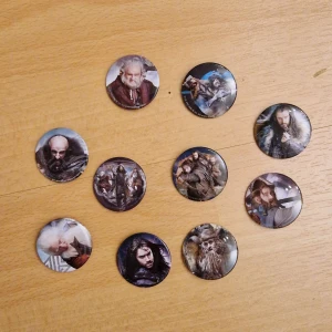 The Hobbit pins - 10 st The Hobbit pins, ca 3 cm i diameter.  30 kr för alla eller 10 kr styck.  Kan skickas som brev, då blir frakten 15 kr, skriv så fixar vi det! 🥰